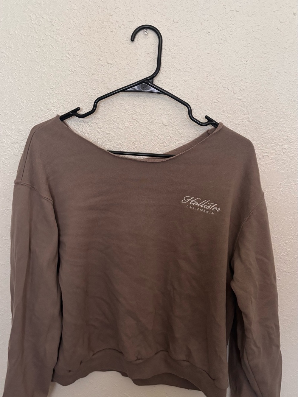 Hollister Off-the-Shoulder Pullover Sweatshirt in Taupe Brown